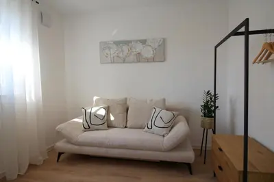 Ein Sitzbereich in der Unterkunft Großes Apartment mit Küche, Dusche, Badewanne, Balkon, Parkplatz vor dem Haus, ruhig gelegen, ADA4