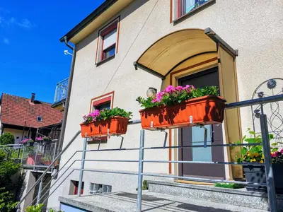 Das Gebäude in dem sich das Ferienhaus befindet
