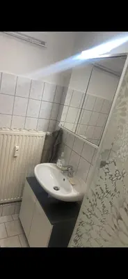 Ein Badezimmer in der Unterkunft FeWo WIEKO Plauen Leibnizstr. H3, 2. OG rechts