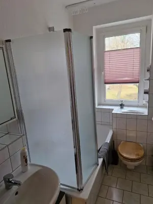 Ein Badezimmer in der Unterkunft FeWo WIEKO Plauen Leibnizstr. H3, 2. OG rechts