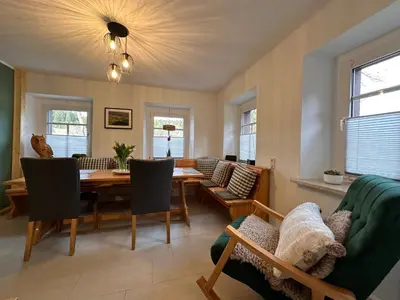 Ein Sitzbereich in der Unterkunft Ferienhaus Hemann mit eigener Sauna