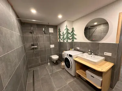 Ein Badezimmer in der Unterkunft Ferienhaus Hemann mit eigener Sauna