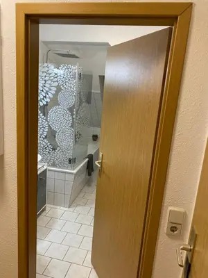 Ein Badezimmer in der Unterkunft FeWo WIEKO Plauen Leibnizstr. H3, DG rechts