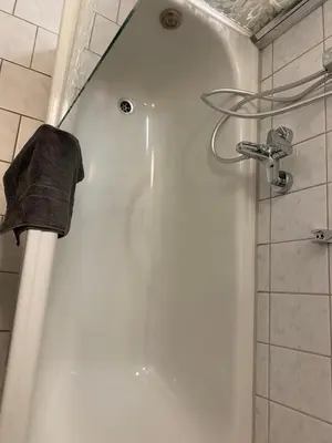 Ein Badezimmer in der Unterkunft FeWo WIEKO Plauen Leibnizstr. H3, DG rechts
