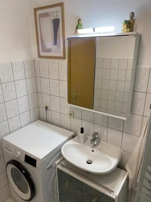 Ein Badezimmer in der Unterkunft FeWo WIEKO Plauen Leibnizstr. H3, DG rechts