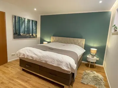 Ein Bett oder Betten in einem Zimmer der Unterkunft SONNENWEG Designwohnung mit Gartenblick