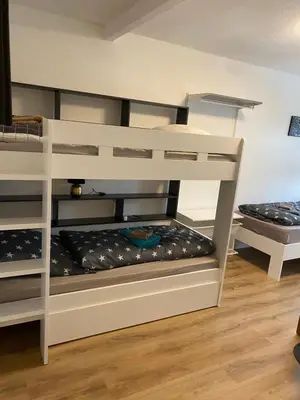 Ein Bett oder Betten in einem Zimmer der Unterkunft FeWo WIEKO Plauen Leibnizstr. H3, 3.OG links