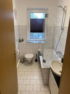 Ein Badezimmer in der Unterkunft FeWo WIEKO Plauen Leibnizstr. H3, 3.OG links