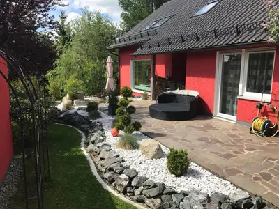 Ein Garten an der Unterkunft Ferienwohnung am Goldberg mit überdachter Loggia