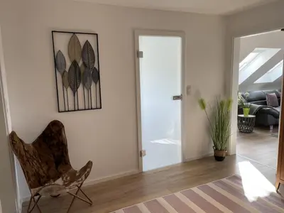 Ein Sitzbereich in der Unterkunft Ferienwohnung am Goldberg mit überdachter Loggia
