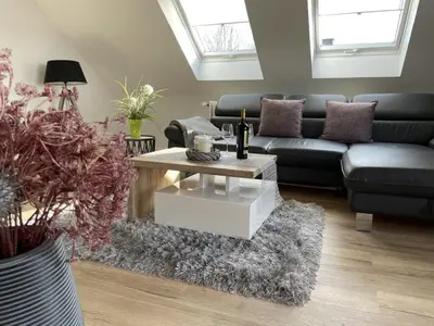 Ein Sitzbereich in der Unterkunft Ferienwohnung am Goldberg mit überdachter Loggia