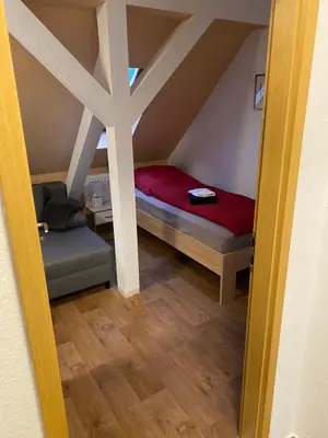 Ein Bett oder Betten in einem Zimmer der Unterkunft FeWo WIEKO Plauen Leibnizstr. H3, DG links