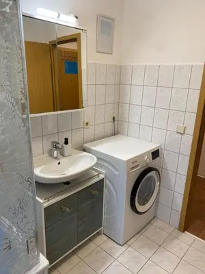 Ein Badezimmer in der Unterkunft FeWo WIEKO Plauen Leibnizstr. H3, DG links