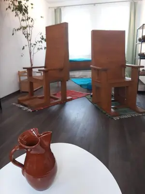 Ein Sitzbereich in der Unterkunft Allsaitig Klang- und Seminarzentrum Selb