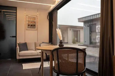 Ein Sitzbereich in der Unterkunft Hotel & Chalets by Revex