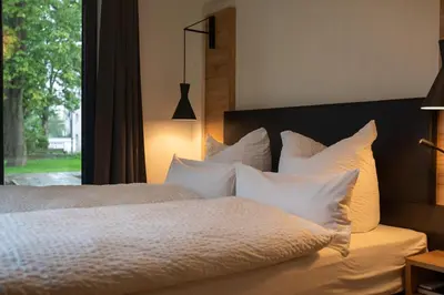 Ein Bett oder Betten in einem Zimmer der Unterkunft Hotel & Chalets by Revex