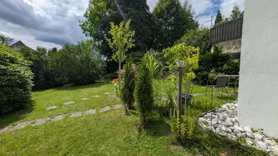 Ein Garten an der Unterkunft Ferienwohnung Fichtelsonne