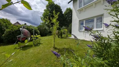 Ein Garten an der Unterkunft Ferienwohnung Fichtelsonne