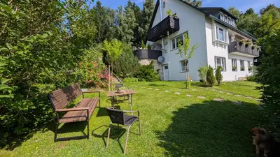 Ein Garten an der Unterkunft Ferienwohnung Fichtelsonne