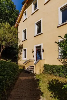Das Gebäude in dem sich die Villa befindet