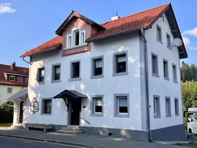 Das Gebäude in dem sich das Ferienhaus befindet