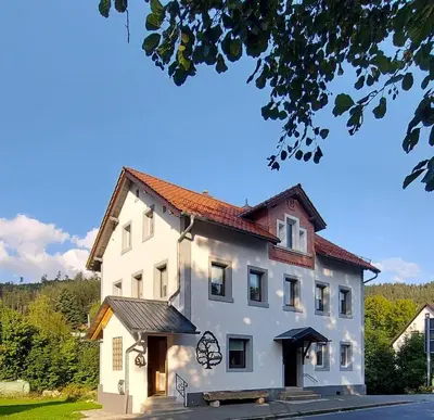 Das Gebäude in dem sich das Ferienhaus befindet