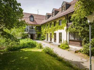 Ein Garten an der Unterkunft Jugendherberge Falkenberg