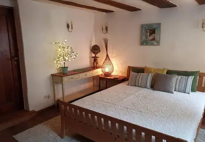 Ein Bett oder Betten in einem Zimmer der Unterkunft Charmantes Zimmer mit Bad im Stadtzentrum