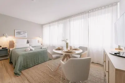 Ein Bett oder Betten in einem Zimmer der Unterkunft 5 Min Central 1 Room Apartment - Opera