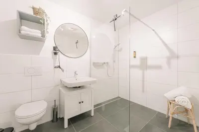 Ein Badezimmer in der Unterkunft 5 Min Central 1 Room Apartment - Opera
