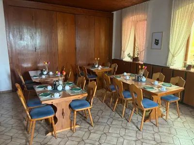 Ein Restaurant oder anderes Speiselokal in der Unterkunft Goldener Loewe