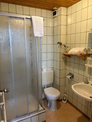 Ein Badezimmer in der Unterkunft Goldener Loewe