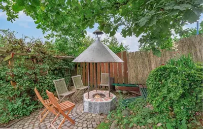 Ein Garten an der Unterkunft 1 Bedroom Awesome Home In Weischlitz