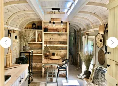 Ein Sitzbereich in der Unterkunft Entspannung im Zirkuswagen: außergewöhnliche und liebevoll eingerichtete Glamping-Unterkunft im Grünen