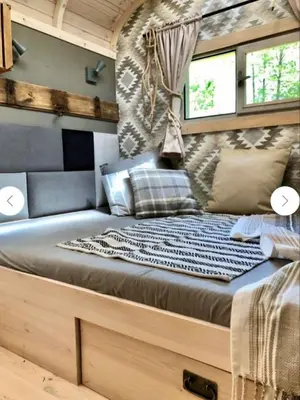 Ein Bett oder Betten in einem Zimmer der Unterkunft Entspannung im Zirkuswagen: außergewöhnliche und liebevoll eingerichtete Glamping-Unterkunft im Grünen