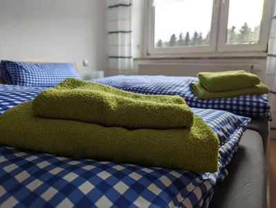 Ein Bett oder Betten in einem Zimmer der Unterkunft FeWo Lotti - 5 Personen, ruhige Lage, WLAN