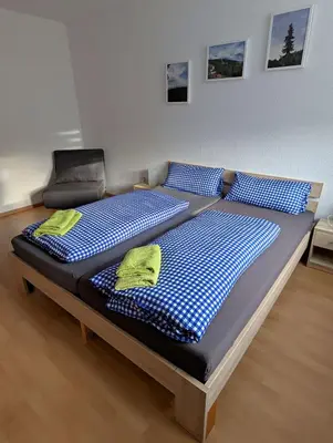 Ein Bett oder Betten in einem Zimmer der Unterkunft FeWo Lotti - 5 Personen, ruhige Lage, WLAN