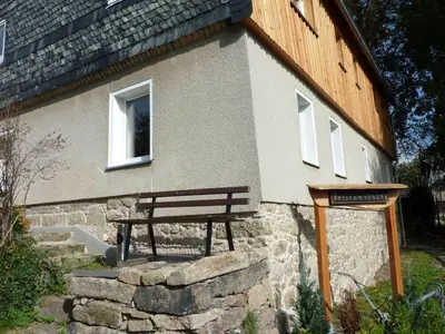 Das Gebäude in dem sich das Ferienhaus befindet