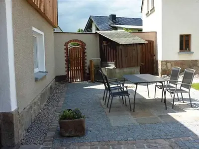 Das Gebäude in dem sich das Ferienhaus befindet