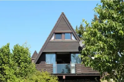 Das Gebäude in dem sich das Ferienhaus befindet