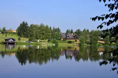 Blick auf einen Fluss in der Nähe des Ferienhauses