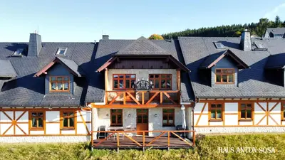 Das Gebäude in dem sich das Ferienhaus befindet