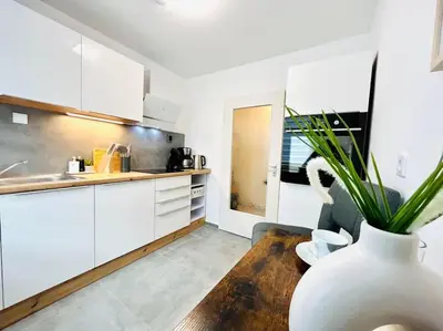 Küche/Küchenzeile in der Unterkunft FRÜHLINGSAKTION Moderne 2-Zimmer Wohnung im Stadtzentrum mit Parkplatz