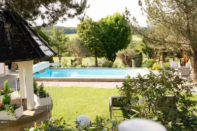 Der Swimmingpool an oder in der Nähe von Ferienhaus Toni
