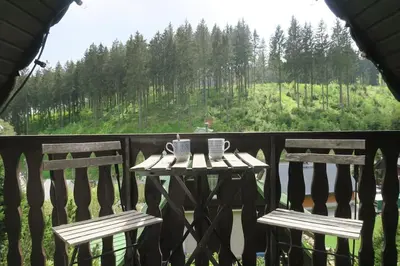 Ein Garten an der Unterkunft Romantisches Rückzugsnest - Waldidylle und Bergblick
