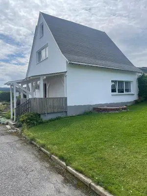 Das Gebäude in dem sich das Ferienhaus befindet