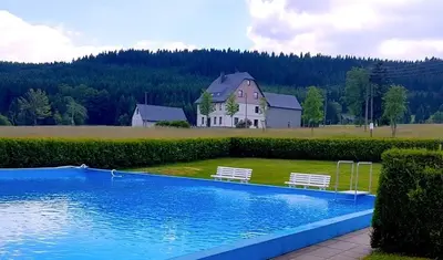 Der Swimmingpool an oder in der Nähe von Ferienhaus am Erbgericht Oberjugel