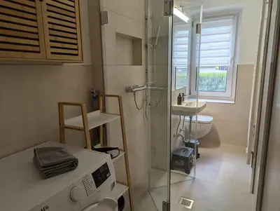 Ein Badezimmer in der Unterkunft FeWo Bergsonne - 2 Schlafzimmer, modern, Familie, ruhige Lage