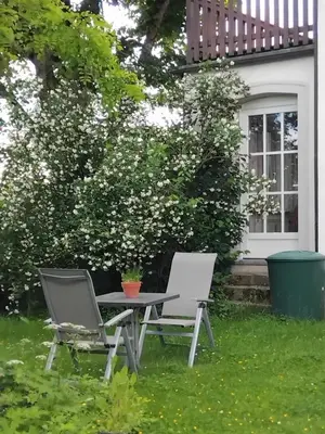 Ein Garten an der Unterkunft Ferienwohnung Linde bei Ferienwohnungen May