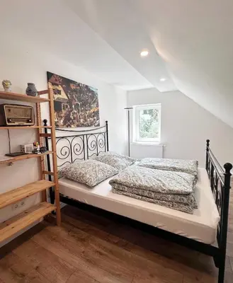 Ein Bett oder Betten in einem Zimmer der Unterkunft Modernes Bauernhaus - 3 Schlafzimmer, Kamin, Wohnzimmer, Küche, Bad